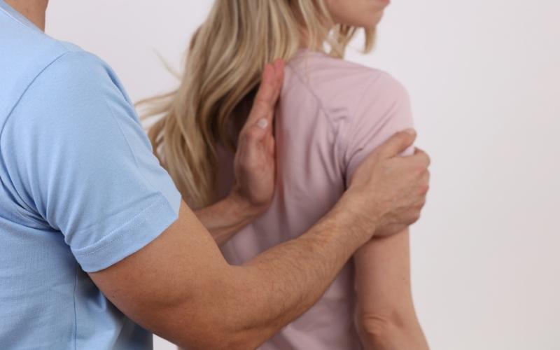 Phương pháp vật lý trị liệu khắc phục tình trạng vẹo cột sống. (Ảnh: Sưu tầm Internet)