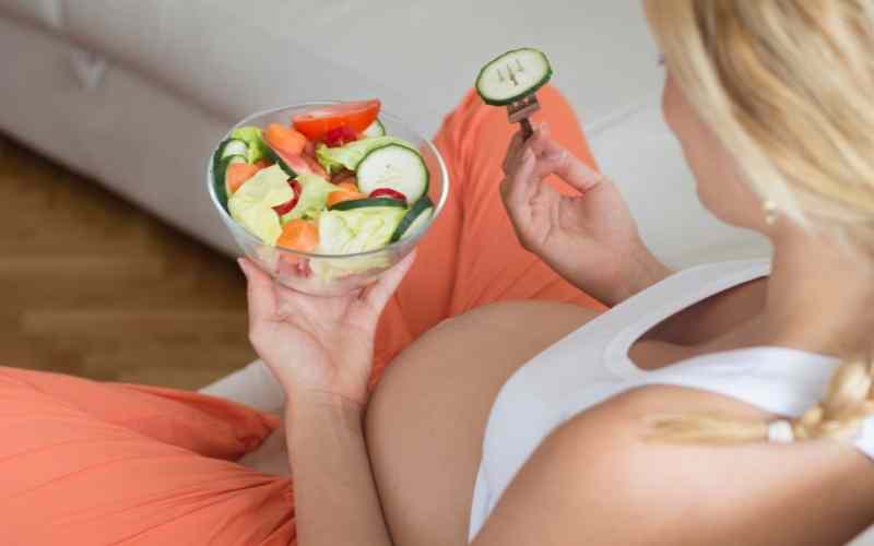 Bà bầu nên ăn nhiều rau xanh và bổ sung đầy đủ dinh dưỡng. (Ảnh: Sưu tầm Internet)