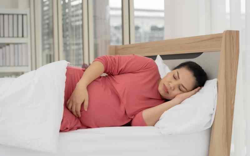 Ngủ đủ giấc giúp phòng tránh tình trạng bà bầu tháng cuối bị đau đầu chóng mặt. (Ảnh: Sưu tầm Internet)