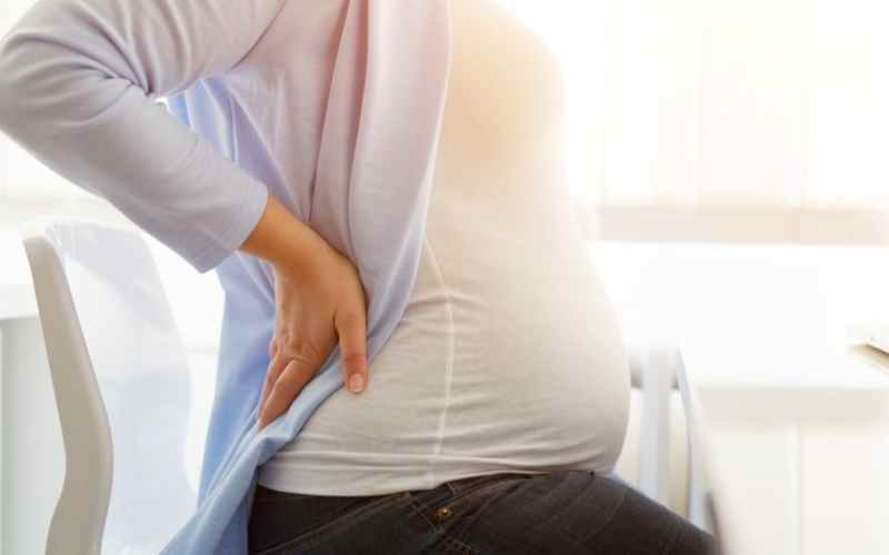 Bà bầu tháng cuối đau lưng kéo dài có thể khiến tinh thần suy sụp. (Ảnh: Sưu tầm Internet)