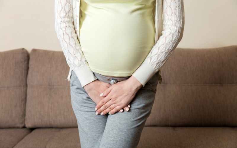 Bà bầu đi tiểu nhiều kèm triệu chứng đau, nóng và buốt cần khám sớm. (Ảnh: Sưu tầm Internet)