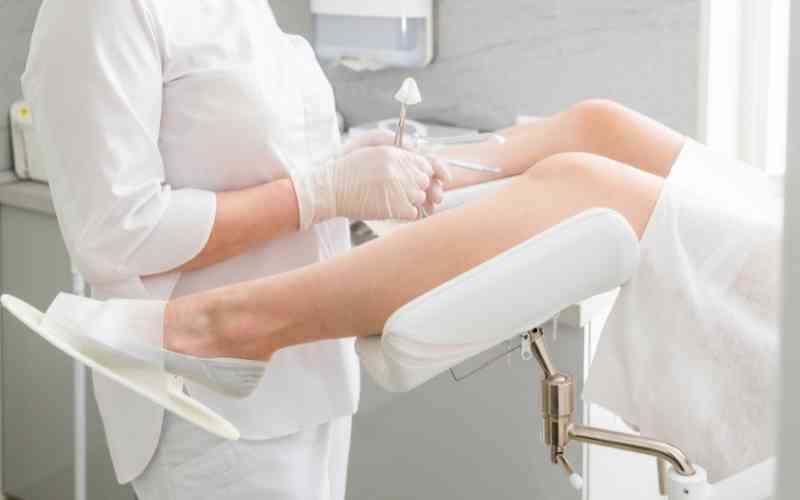 Bà bầu tháng cuối ra nhiều khí hư kèm biểu hiện bất thường nên đi khám phụ khoa sớm. (Ảnh: Sưu tầm Internet)