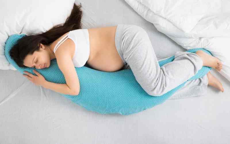 Nằm ngủ nghiêng giúp cải thiện chứng phù chân ở bà bầu tháng thứ 7. (Ảnh: Sưu tầm Internet)