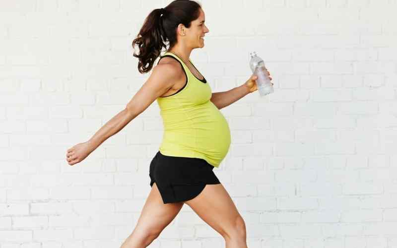 Thai phụ đi bộ nên kết hợp vảy 2 tay và mang theo nước uống. (Ảnh: Sưu tầm Internet)