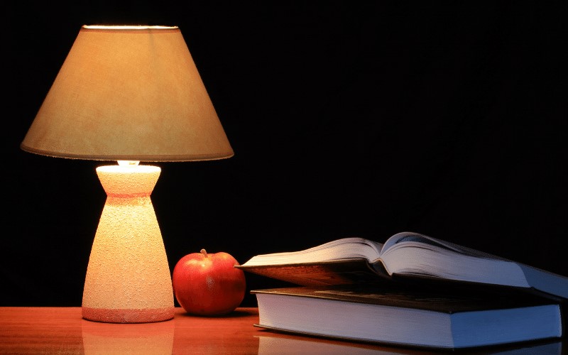 Nên đọc sách trước khi ngủ. (Ảnh: Sưu tầm Internet)