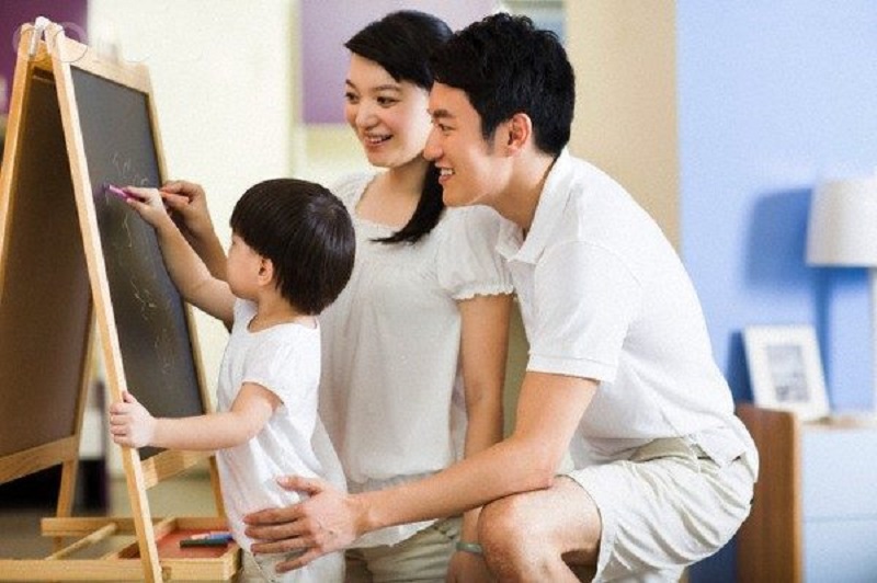 Bố mẹ nên dạy bé đọc và viết cùng nhau (Nguồn ảnh: Sưu tầm internet)