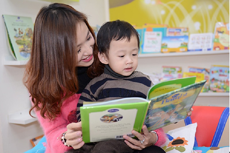 Kể chuyện giúp bé 4 tuổi học chữ cái hiệu quả nhất. (Ảnh: Sưu tầm Internet)