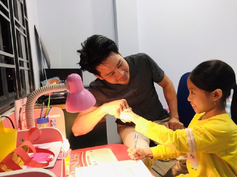 Dạy bé học Tiếng Việt ngay tại không gian gia đình. (Ảnh: Sưu tầm internet?)