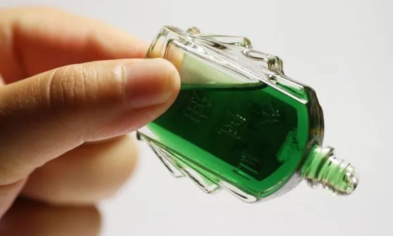 Sử dụng dầu gió để tách keo dính vào tay khá hiệu quả. (Ảnh: Nguồn Internet)