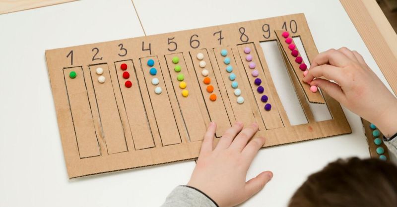 Bố mẹ nên dùng các dụng cụ hỗ trợ việc học của con. (Ảnh: Sưu tầm internet)