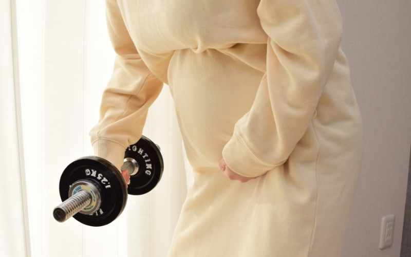 Bà bầu 4 tháng tránh mang vác đồ nặng. (Ảnh: Sưu tầm Internet)