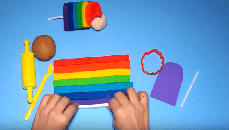 Trò chơi đặt que kem vào cốc. (Ảnh: Sưu tầm Internet)