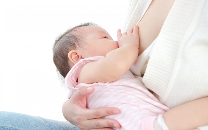 Bé bú sữa sẽ giúp mẹ đốt cháy khoảng 400 - 500 calo (Ảnh: Sưu tầm Internet)