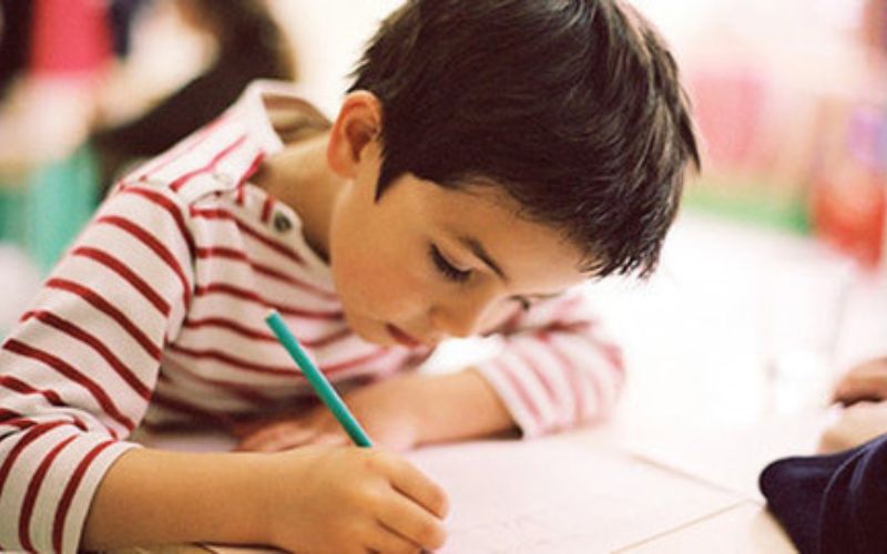 Bé tập chép chính tả cậu bé thông minh lớp 3. (Ảnh: Sưu tầm Internet)