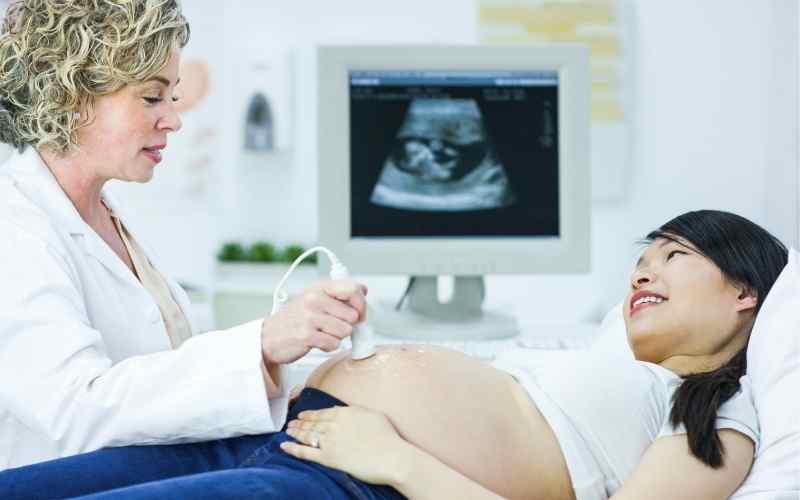 Mẹ bầu tháng thứ 5 cần chú ý lịch khám thai và xét nghiệm quan trọng. (Ảnh: Sưu tầm Internet)