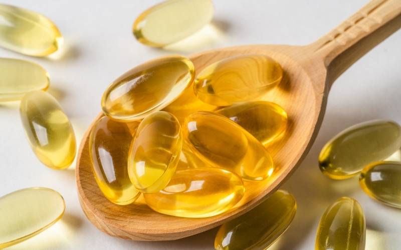 Bổ sung Omega-3 từ thuốc bổ và thực phẩm. (Ảnh: Sưu tầm Internet)