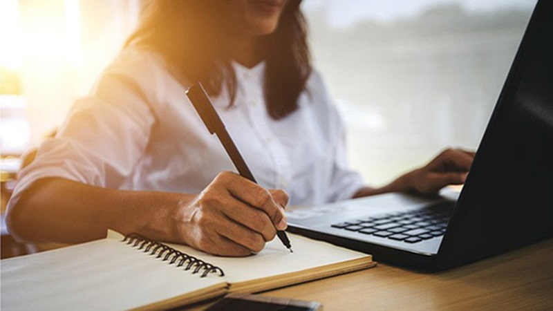 Nhiều đơn vị cho phép học và thi online, giúp tiết kiệm thời gian cho người đi làm. (Ảnh: Sưu tầm Internet)