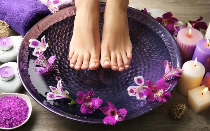 Ngâm chân bằng nước ấm giúp bà bầu phòng ngừa chuột rút. (Ảnh: Sưu tầm Internet)