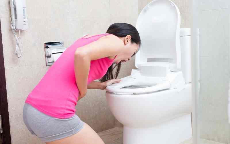 Bà bầu bị ốm nghén nhiều do sức khỏe chưa hồi phục sau sinh. (Ảnh: Sưu tầm Internet)
