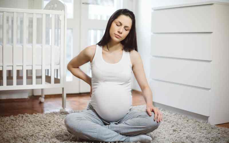 Bà bầu bị đau khớp và đau lưng. (Ảnh: Sưu tầm Internet)