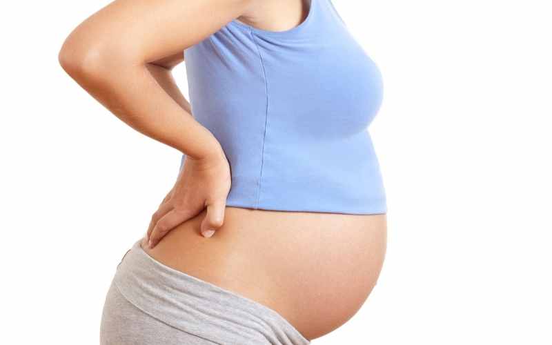 Đau lưng khiến mẹ bầu cảm thấy mệt mỏi, khó chịu. (Ảnh: Sưu tầm Internet)