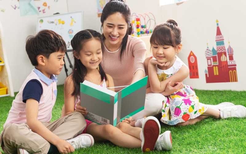 Ba mẹ nên thường xuyên đọc sách cho con. (Ảnh: Sưu tầm Internet)