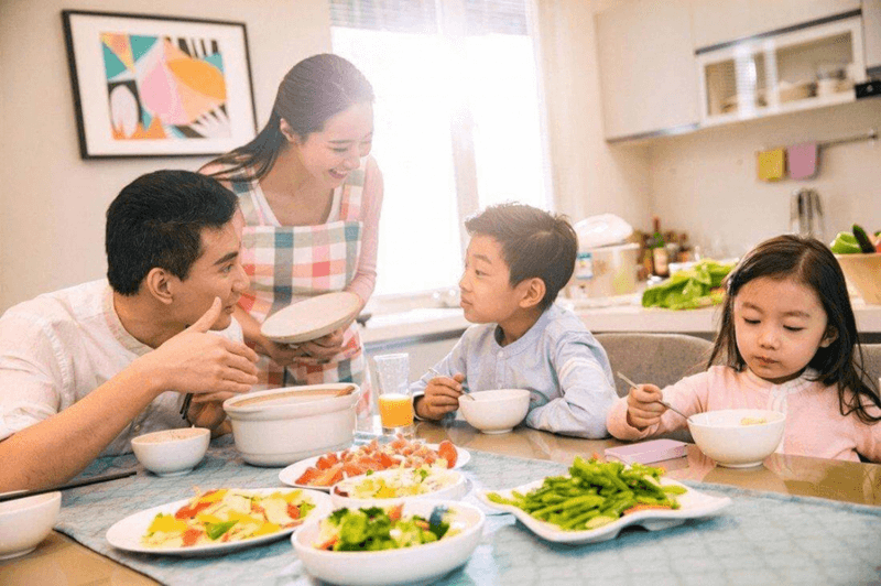 Dạy bé nấu ăn ngay tại nhà với bước “Thưởng thức thành quả”. (Ảnh: Sưu tầm Internet)