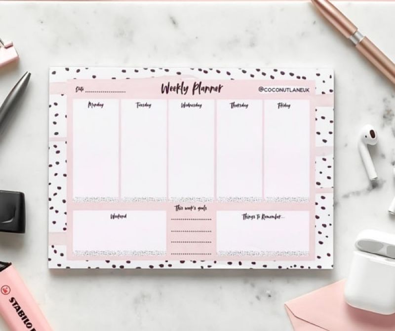 Bố mẹ cùng con lập bảng kế hoạch. (Ảnh: Sưu tầm: Internet)