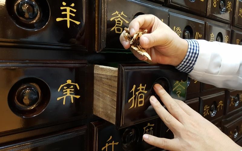 Điều trị bằng Đông y. (Ảnh: Sưu tầm Internet)