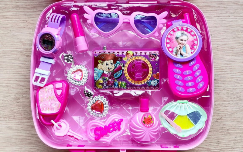 Đồ chơi cho bé thỏa sức làm đẹp. (Ảnh: Sưu tầm Internet)