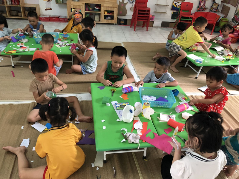 Tổ chức hoạt động STEAM cho trẻ 5-6 tuổi (lớp L&aacute;) đ&ograve;i hỏi sự đầu tư kỹ lưỡng hơn. (Ảnh: Sưu tầm Internet)