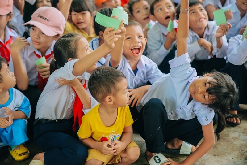 Cách giúp trẻ tự tin trong các hoạt động xã hội. (Ảnh: Sưu tầm Internet)