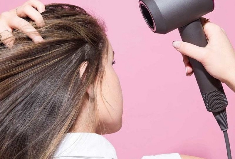 Sấy khô tóc ngay sau khi gội để tránh bị nhiễm lạnh da (Ảnh: Sưu tầm Internet)