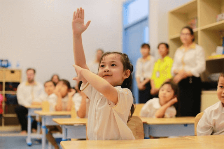 Trang bị kỹ năng giao tiếp và sự tự tin cho con. (Ảnh: Sưu tầm Internet)