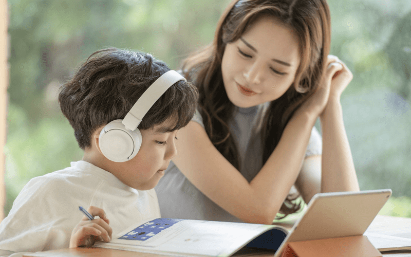 Hãy để trẻ tự học theo cách của bé. (Ảnh: Sưu tầm Internet)