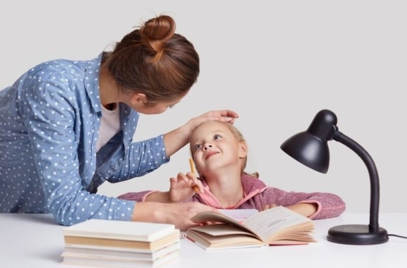 Khi dạy con học thì bố mẹ nên đưa ra một số câu đố và phần thưởng cho con (Nguồn ảnh: Sưu tầm internet)