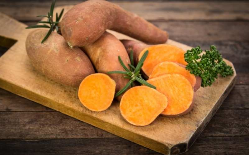 Không nên ăn khoai lang sống. (Ảnh: Sưu tầm Internet)