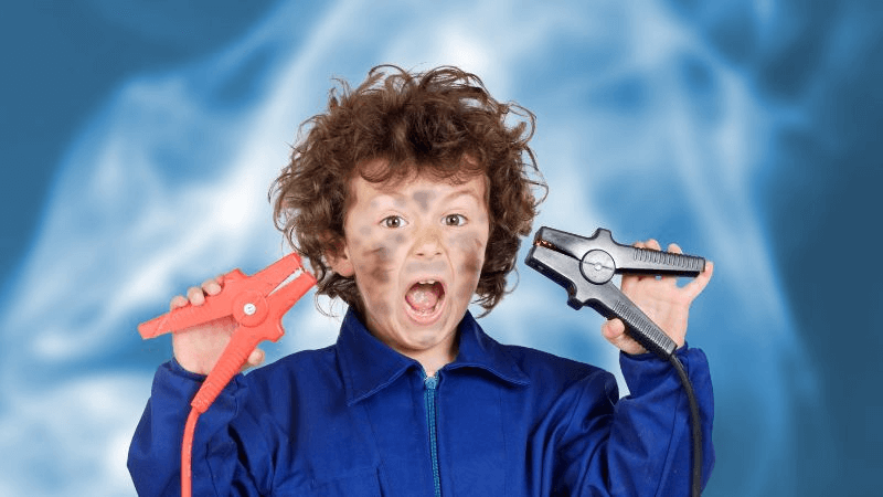 Giữ bình tĩnh khi bản thân trẻ bị điện giật. (Ảnh: Sưu tầm Internet)