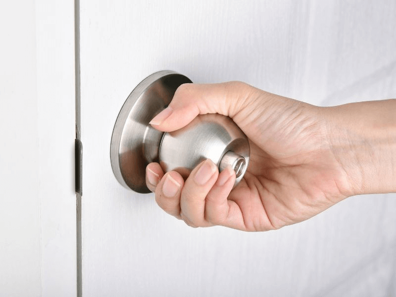 Không tự ý xông vào phòng trong nhà. (Ảnh: Sưu tầm Internet)