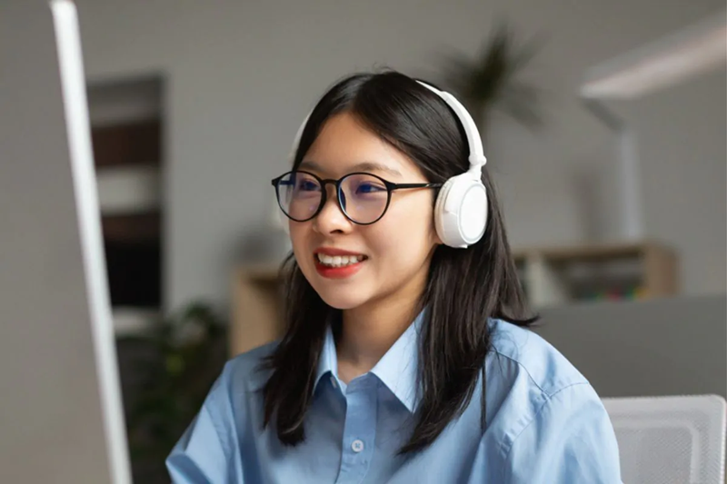 Kết hợp luyện nghe với luyện nói. (Ảnh: Sưu tầm Internet)