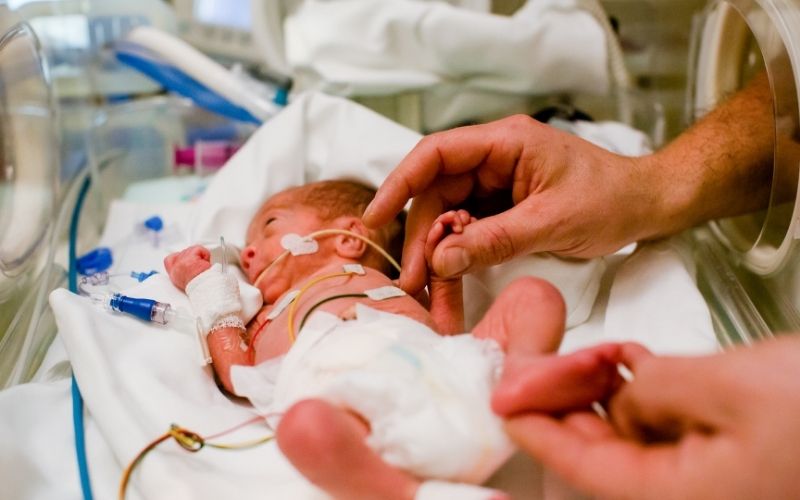 Nguy cơ trẻ sinh non, thiếu cân từ người mẹ đã mãn kinh. (Ảnh: Sưu tầm Internet)