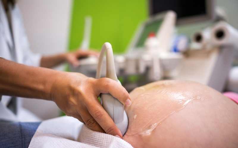 Mẹ bị ra máu khi mang thai 20 tuần nên đi khám ngay. (Ảnh: Sưu tầm Internet)