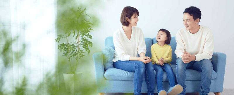 Tạo điều kiện cho trẻ tiếp xúc với bạn bè, người thân. (Ảnh: Sưu tầm Internet)