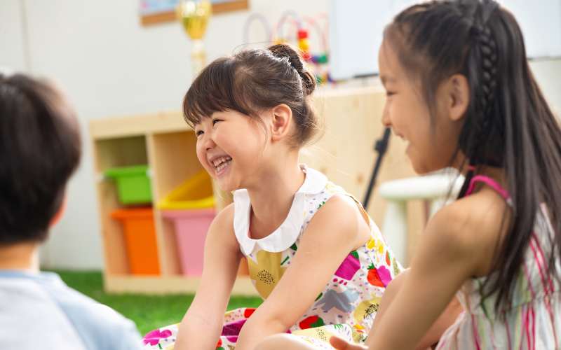 Ba mẹ nên xem xét kinh tế gia đình và tính cách của trẻ để chọn trường. (Ảnh: Sưu tầm Internet)