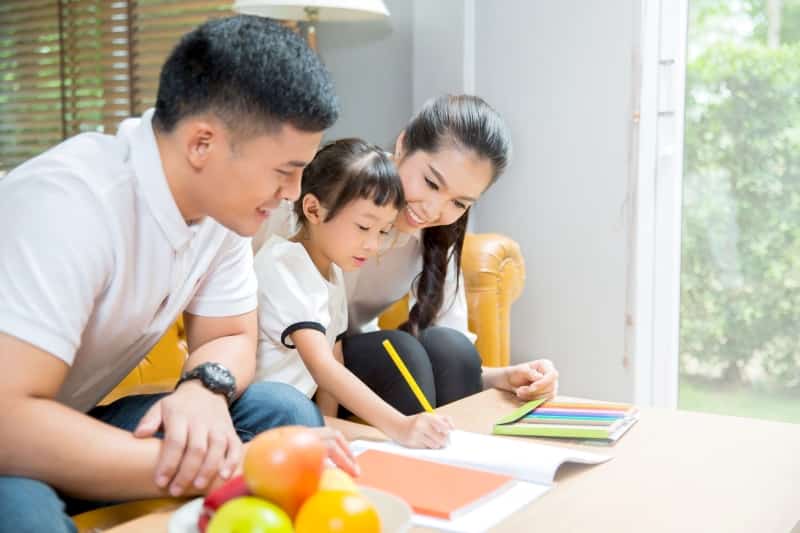 Ba mẹ nên cho bên cạnh và động viên con làm nhiều bài tập để nhanh chóng thành thạo các phép tính. (Ảnh: Sưu tầm Internet)