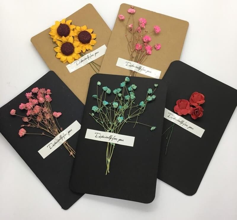 Dành tặng cô tấm thiệp mừng do bé tự làm. (Ảnh: Sưu tầm Internet)