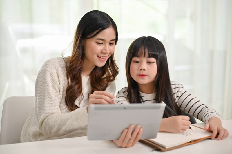 Nên quản lý nhà trường bằng phần mềm kết hợp với công tác quản lý giáo dục thủ công. (Ảnh: Sưu tầm Internet)