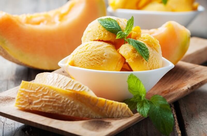 Chọn dưa lưới thông qua mùi thơm của trái dưa đó. (Ảnh: Sưu tầm Internet) 