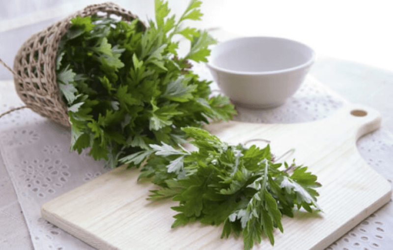 Những lưu ý cần biết khi dùng ngải cứu cho mẹ sau sinh. (Ảnh: Sưu tầm Internet)