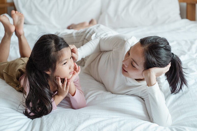Trò chuyện và lắng nghe trẻ. (Ảnh: Sưu tầm Internet)